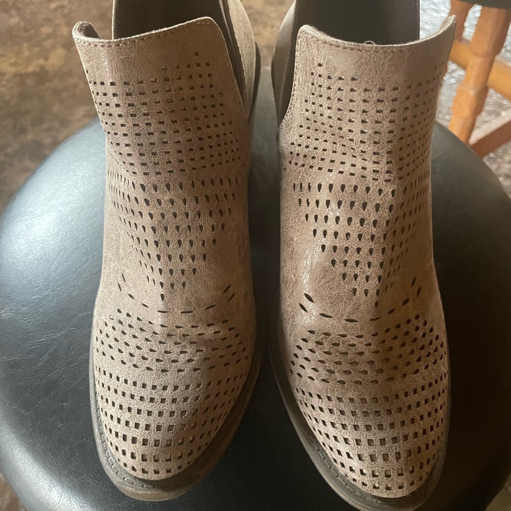 Only worn couple times. Size 9 but fits like 8.5. Smoke and pet free home